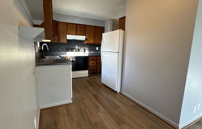 2 beds, 1 bath, 826 sqft, $950, Unit 5