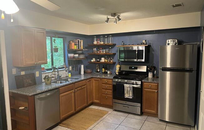 Super cute 3 bedroom 2 bath in NW Miram Manor