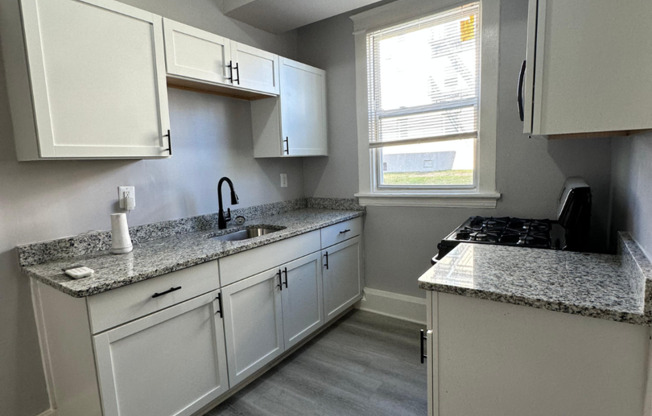 3 beds, 2 baths, $1,600, Unit 2206 Roslyn Ave Unit 2