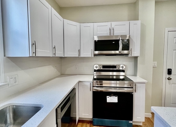 3 beds, 1 bath, 900 sqft, $3,000, Unit 2