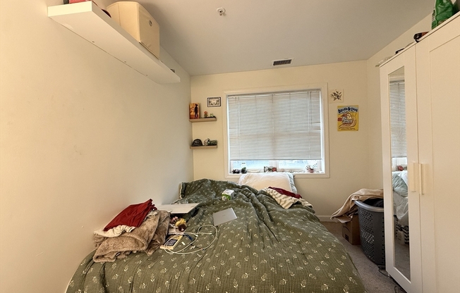 3 beds, 1 bath, 900 sqft, $4,125, Unit 302
