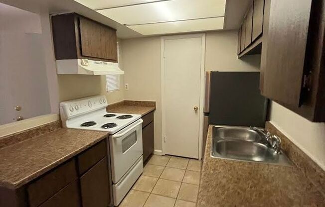 Charming ground level unit in Phoenix!!