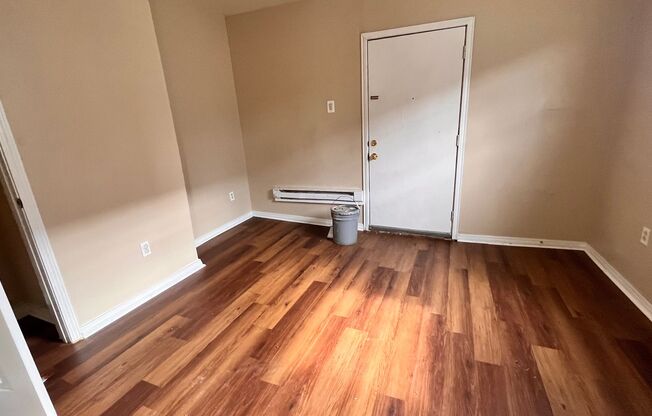 3 beds, 1 bath, 637 sqft, $1,000, Unit 925