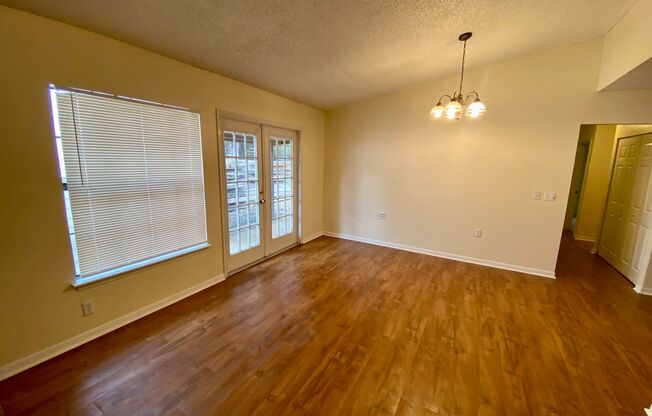 Cozy Single Story 3 Bedroom 2 Bath off Judson