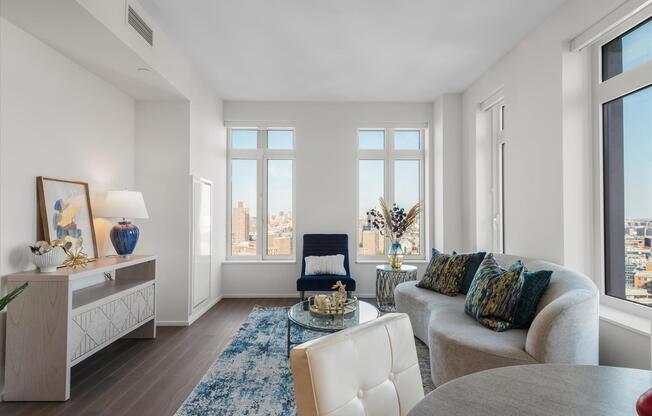 543 W 122 ST