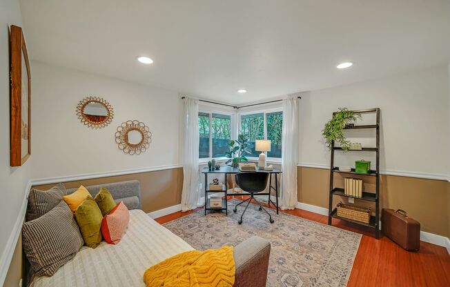 Nice 2 beds house in Maple Leaf within additional Bonus room detached.