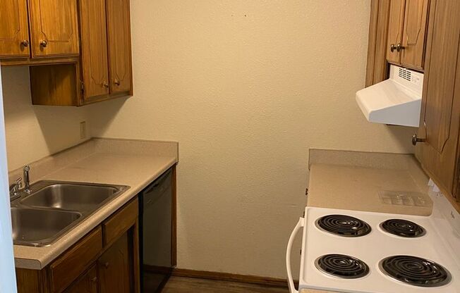 2 beds, 1 bath, 710 sqft, $850, Unit E-2