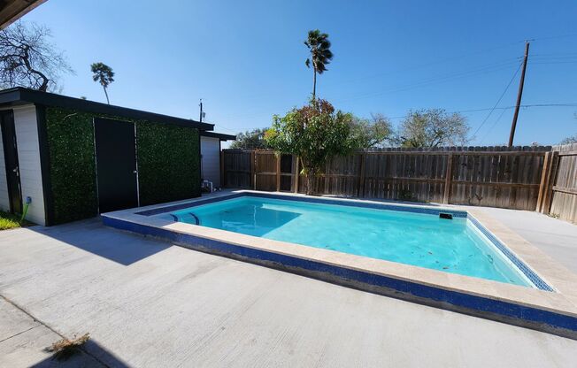 218 W Williamson Ave in Harlingen! 3BD/2.5BTH HOME WITH POOL! Pool maintenance included!