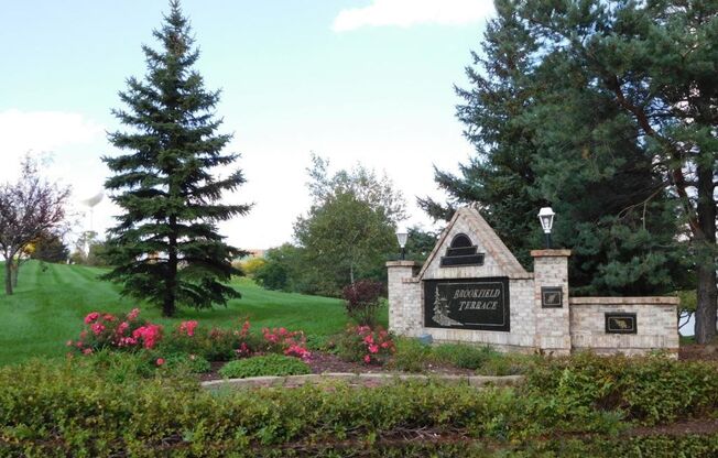 Spacious Townhouse Style Condo in Brookfield!