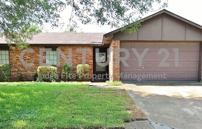 Nice 3/2/2 in Cedar Hill ISD For Rent!