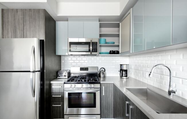 Fully Furnished Kitchen With Stainless Steel Appliances at The Mansfield at Miracle Mile, Los Angeles