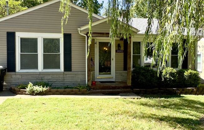 Cute Bungalow close to Phelps Grove Park!