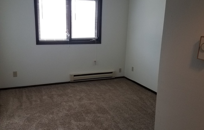 2 beds, 1 bath, $855, Unit 2F