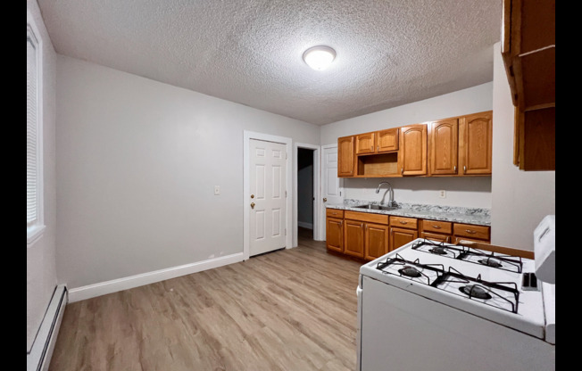 3 beds, 1 bath, $1,750, Unit 1st Fl