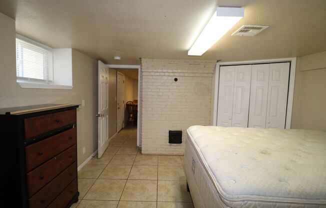 2 beds, 1 bath, $600, Unit 1