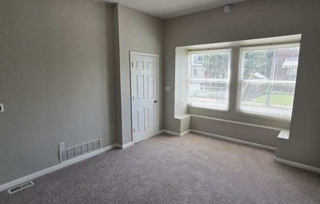 Huge 3-level 4 Bedroom - 2,500 sq/ft!