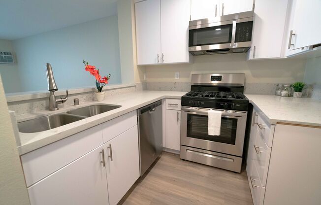 1 bed, 1 bath, 695 sqft, $1,898, Unit 320