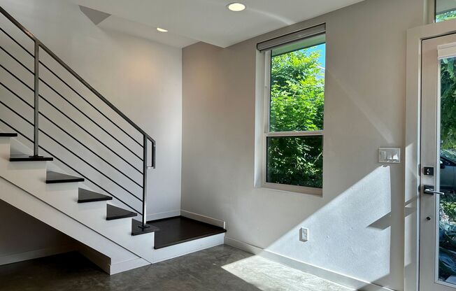 Charming and Bright: Rooftop Deck, Greenlake Proximity, and Easy Commuting, small pets welcome