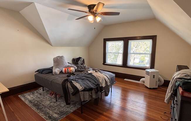 2 beds, 1 bath, $2,800, Unit 3