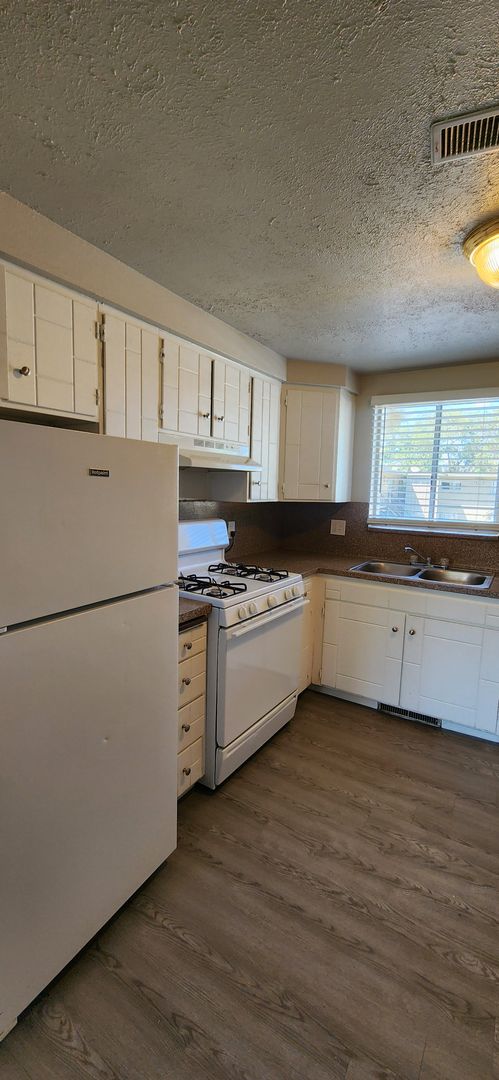 2 beds, 1 bath, 800 sqft, $995, Unit #20