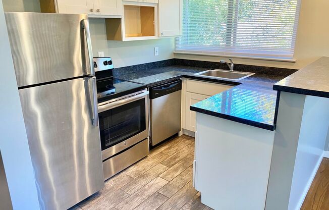 2BR/1BA! Charming Flat! Private Patio! Completely Remodeled!! Parking! Pool! PROGRESSIVE