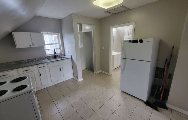 2 beds, 1 bath, 690 sqft, $990, Unit UP Unit