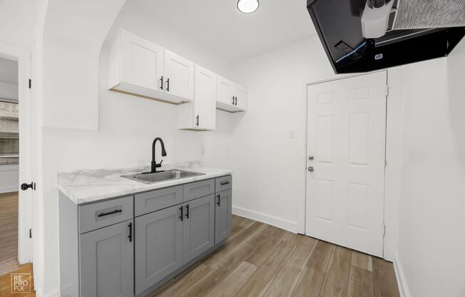 8051 S Ingleside
