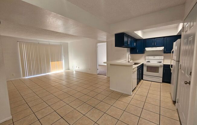 $500 Off First Month! 2 Bed 2 Bath Condo Near Dobson & University with In-Unit W/D