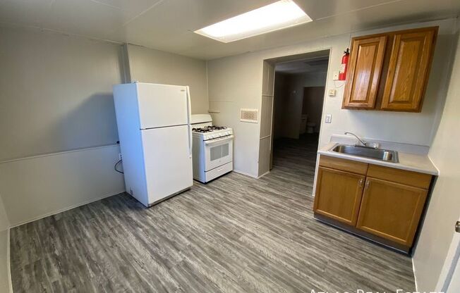 810 E 9 ST
