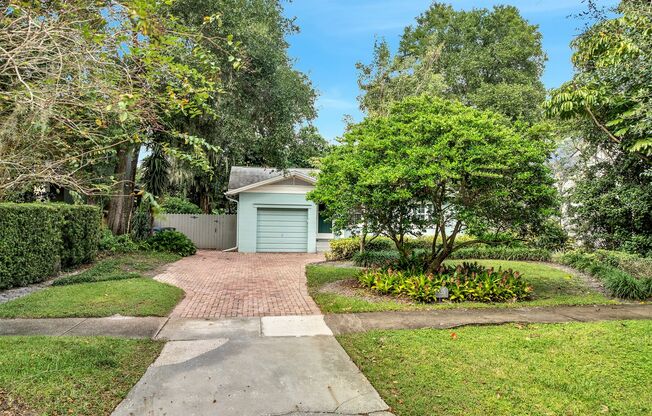 Stunning 3/2 Bungalow near the historic district of Winter Park! Available Now!