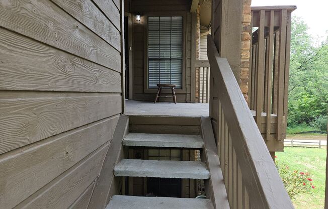 Nice upstairs fourplex unit in Euless