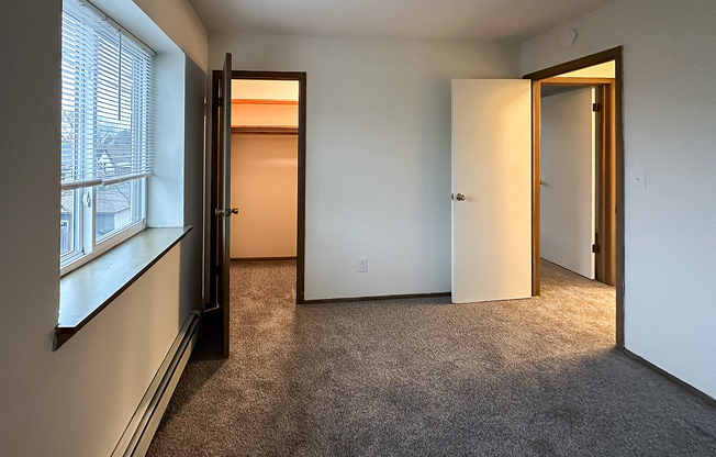 2 Bed / 1 Bath - 1,000 SF - Bedroom w/ Walk-in Closet