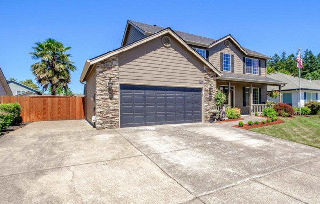 Awesome Find!!! 3bd/2.5ba + Bonus Area Upstairs in Keizer Home with TONS of Parking & Large Fenced Yard & Pool!