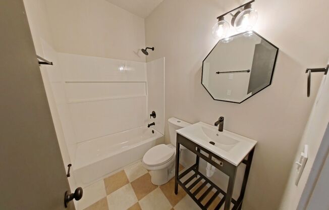 2 beds, 1 bath, 647 sqft, $1,660, Unit 26B