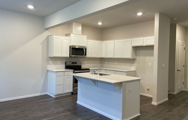 BEAUTIFUL 3 Bed 2.5 Bath Home in Vancouver! Stainless Steel Appliances!