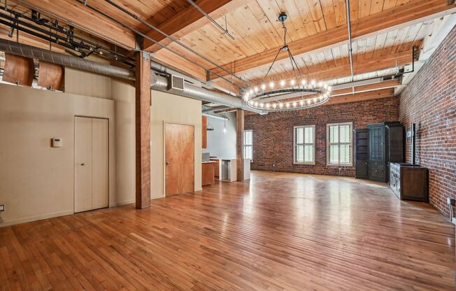 Open floor living at its best! 1 BR/2 BA loft located on the fourth floor in the covenant Franklin Lofts in the heart of LoDo.