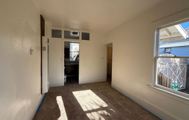 2 beds, 1 bath, $2,200, Unit 2263 1/2 Pacific (Back Unit)