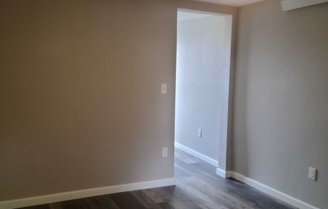 2 beds, 1 bath, $1,100, Unit Unit 6