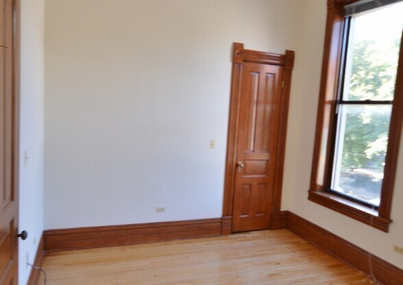2058 N CLEVELAND