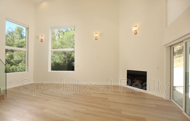 1827 Hill Drive