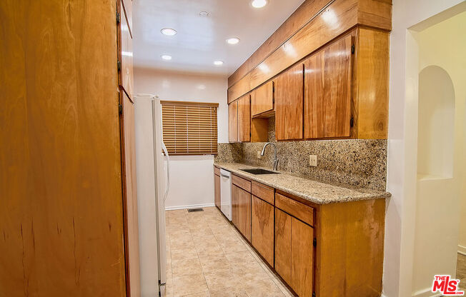 1071 S CLOVERDALE AVE