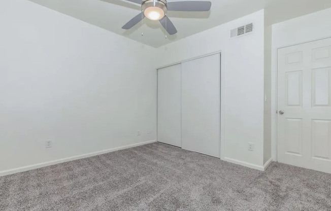 2 beds, 1 bath, 700 sqft, $1,025, Unit 297