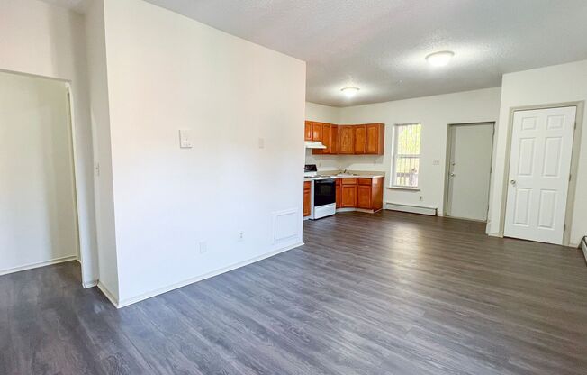 3 beds, 1 bath, $1,700, Unit 2E