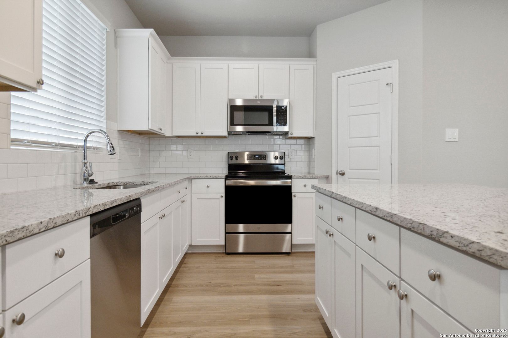 Brand New 3 Bd 3 Full Bath Townhouse Near UTSA & LaCantera
