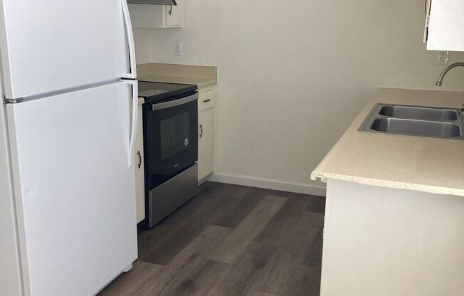 2 beds, 1 bath, 800 sqft, $1,200, Unit 14