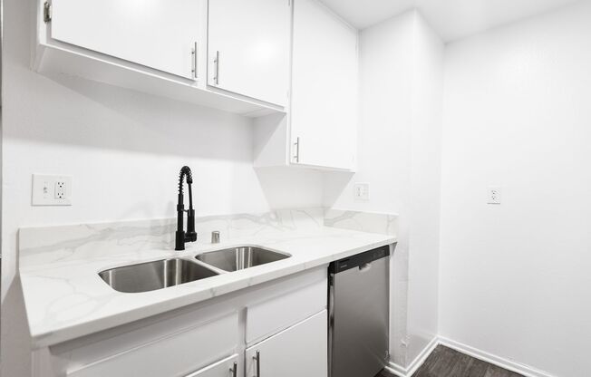 2 beds, 2 baths, 1,100 sqft, $2,098, Unit 118