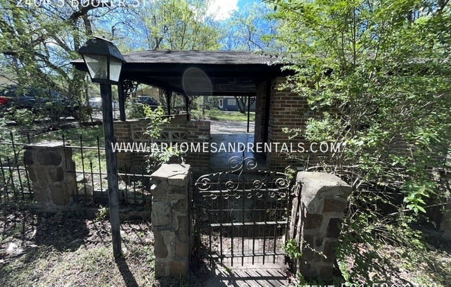 3 beds, 1 bath, 1,071 sqft, $1,095