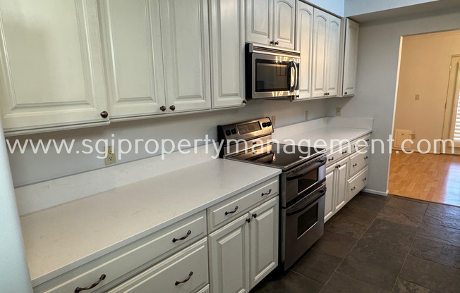 1023 E LAGUNA DR