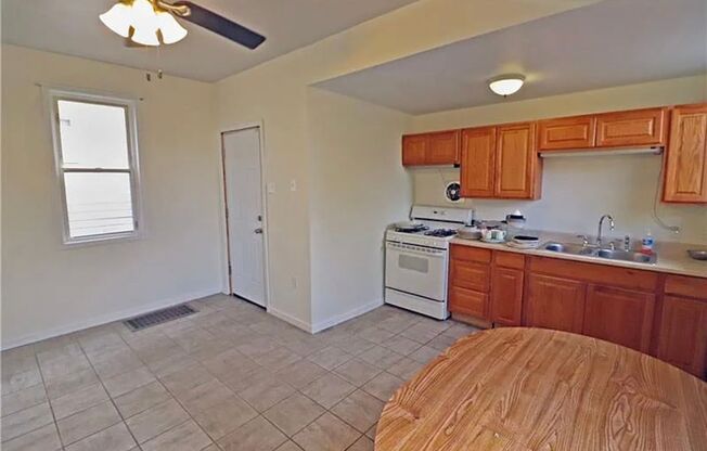 2 beds, 1 bath, $1,200