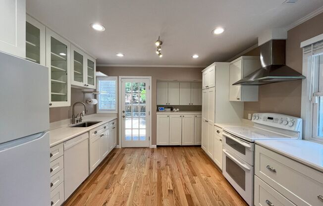 Updated 2 Bedroom Cottage with Hardwood Floors & Garden Views